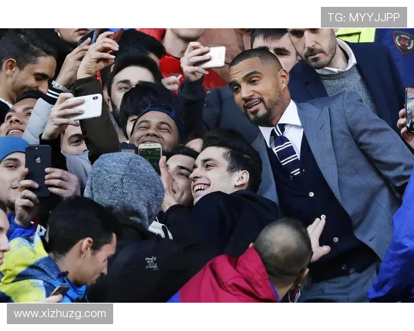 日本足球明星三人组携手亮相世界赛场引领足球风潮助力日本足球崛起